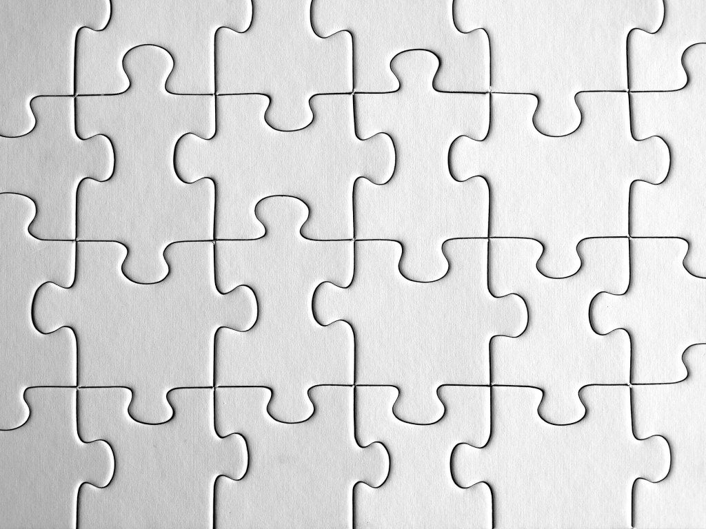 Voltooide puzzel met volledig witte puzzelstukjes, symbool voor nauwkeurige en volledige vertaling.